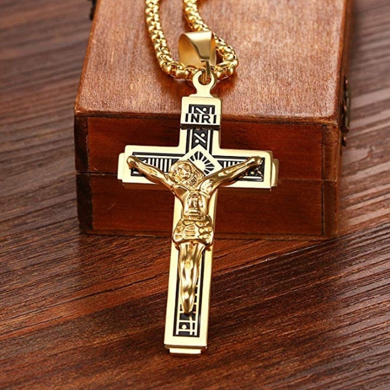 Corrente com Pingente Crucifixo Cruz Católico Prata e Dourada (Cód. 16123759GS)