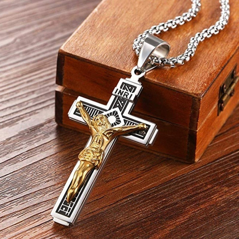 Corrente com Pingente Crucifixo Cruz Católico Prata e Dourada (Cód. 16123759GS)